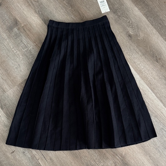 Elegant Black Pleated Skirt knitted A new day - Picture 1 of 4